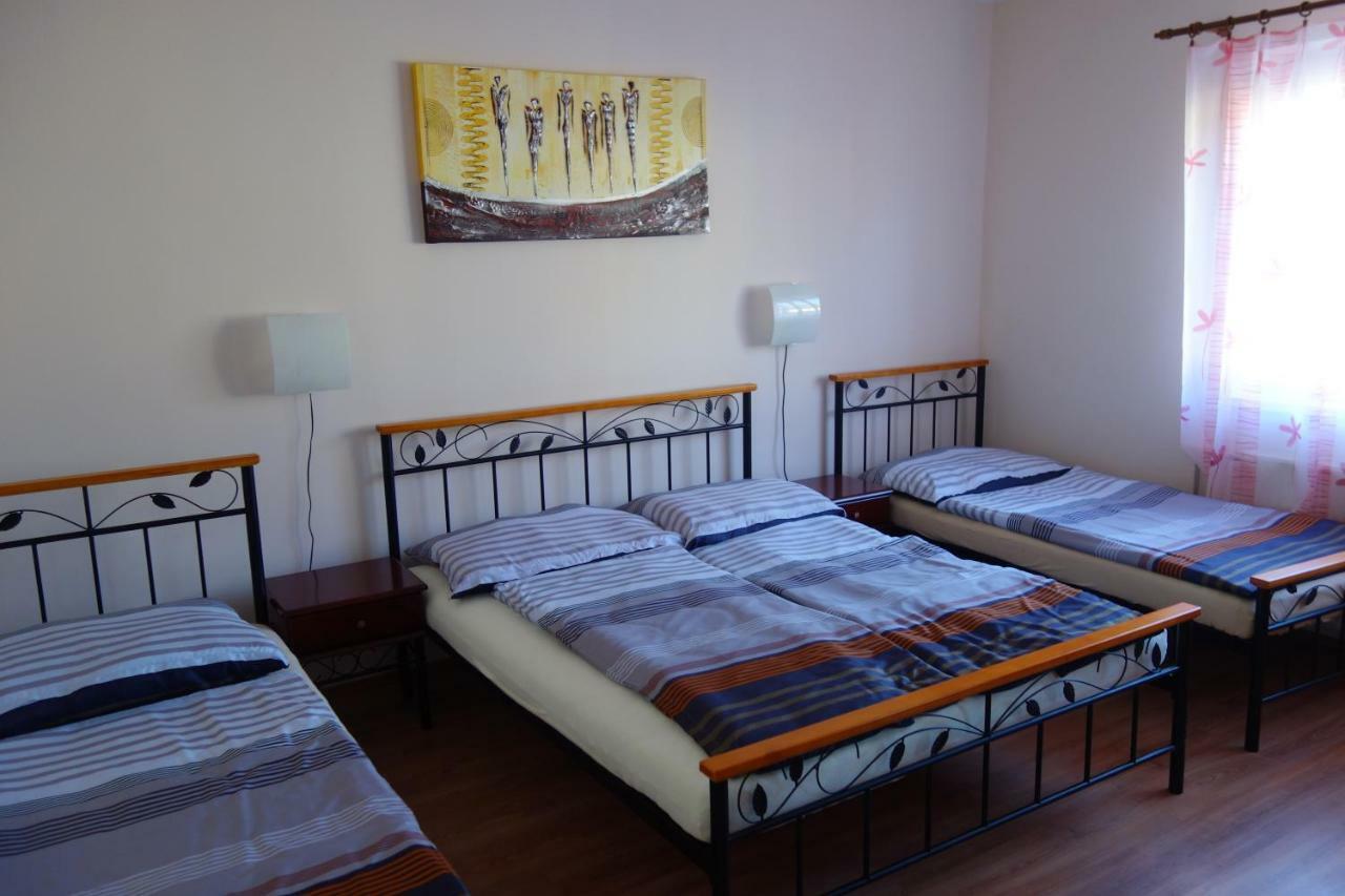 La Familia Apartment Sturovo Luaran gambar