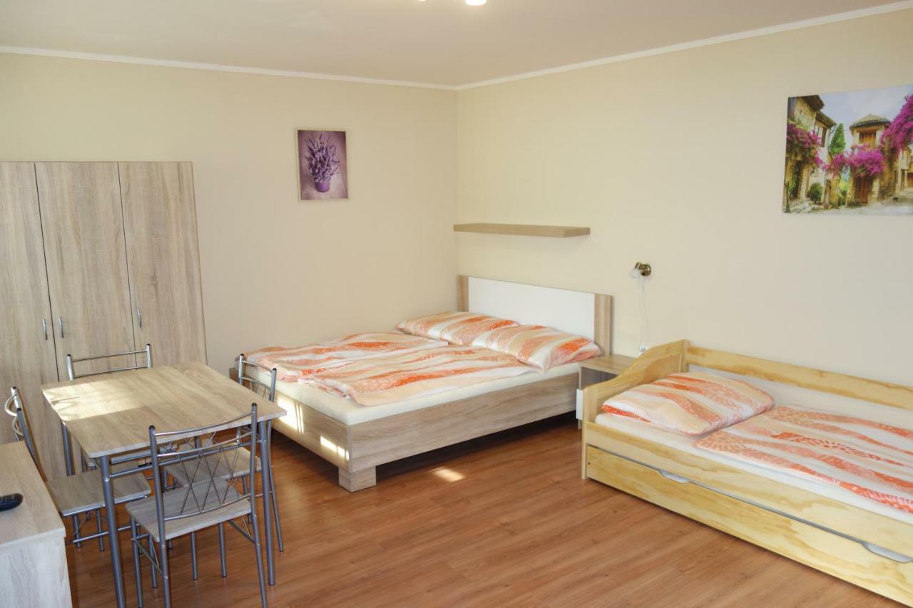 La Familia Apartment Sturovo Luaran gambar